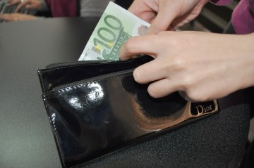 Portofel cu 8.400 de euro, recuperat de poliţişti